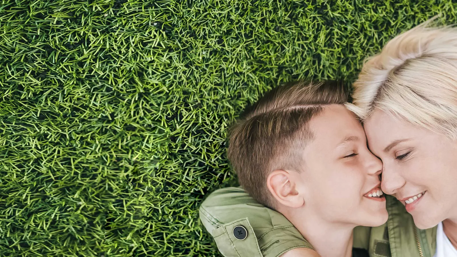 Cesped verdePRO con familia feliz