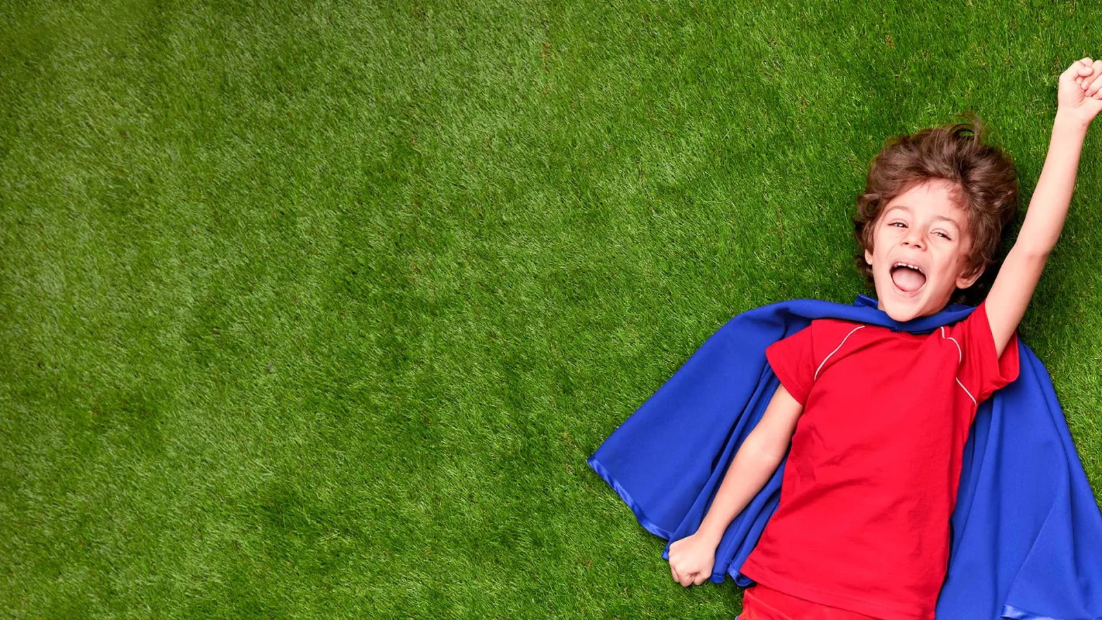 Cesped verdePRO sobre niño contento
