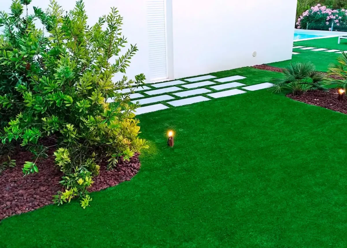 El modelo Absolute destaca por su naturalidad y suavidad, siendo perfecto para zonas con niños. Con una fibra alta de 50 mm y un hermoso color oliva, crea el espacio más cómodo de tu hogar. La tecnología Comfort plus garantiza suavidad, mientras que la fibra KdK en varias alturas y tonos aporta un aspecto natural y un tacto mullido.