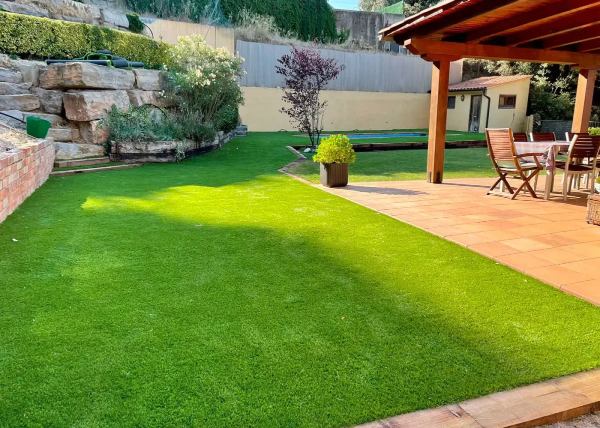 El modelo Absolute destaca por su naturalidad y suavidad, siendo perfecto para zonas con niños. Con una fibra alta de 50 mm y un hermoso color oliva, crea el espacio más cómodo de tu hogar. La tecnología Comfort plus garantiza suavidad, mientras que la fibra KdK en varias alturas y tonos aporta un aspecto natural y un tacto mullido.